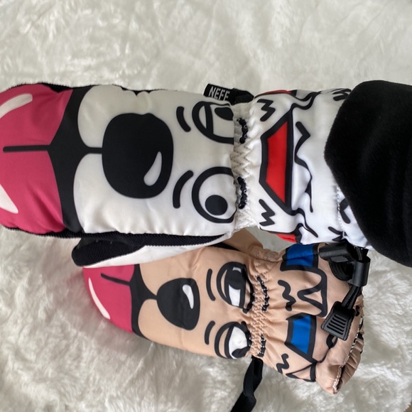 NEFF Mittens - Picture 10 of 10